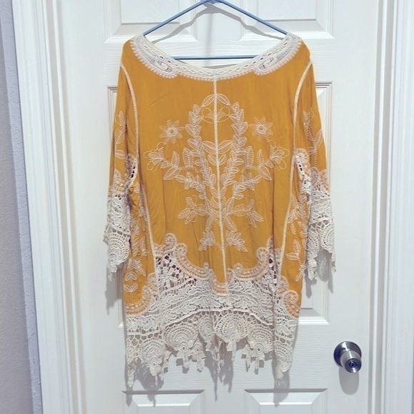 EST. 1946 Tops - Gorgeous Yellow tunic, embroidered with white lace, Size 18/20 EST 1946.